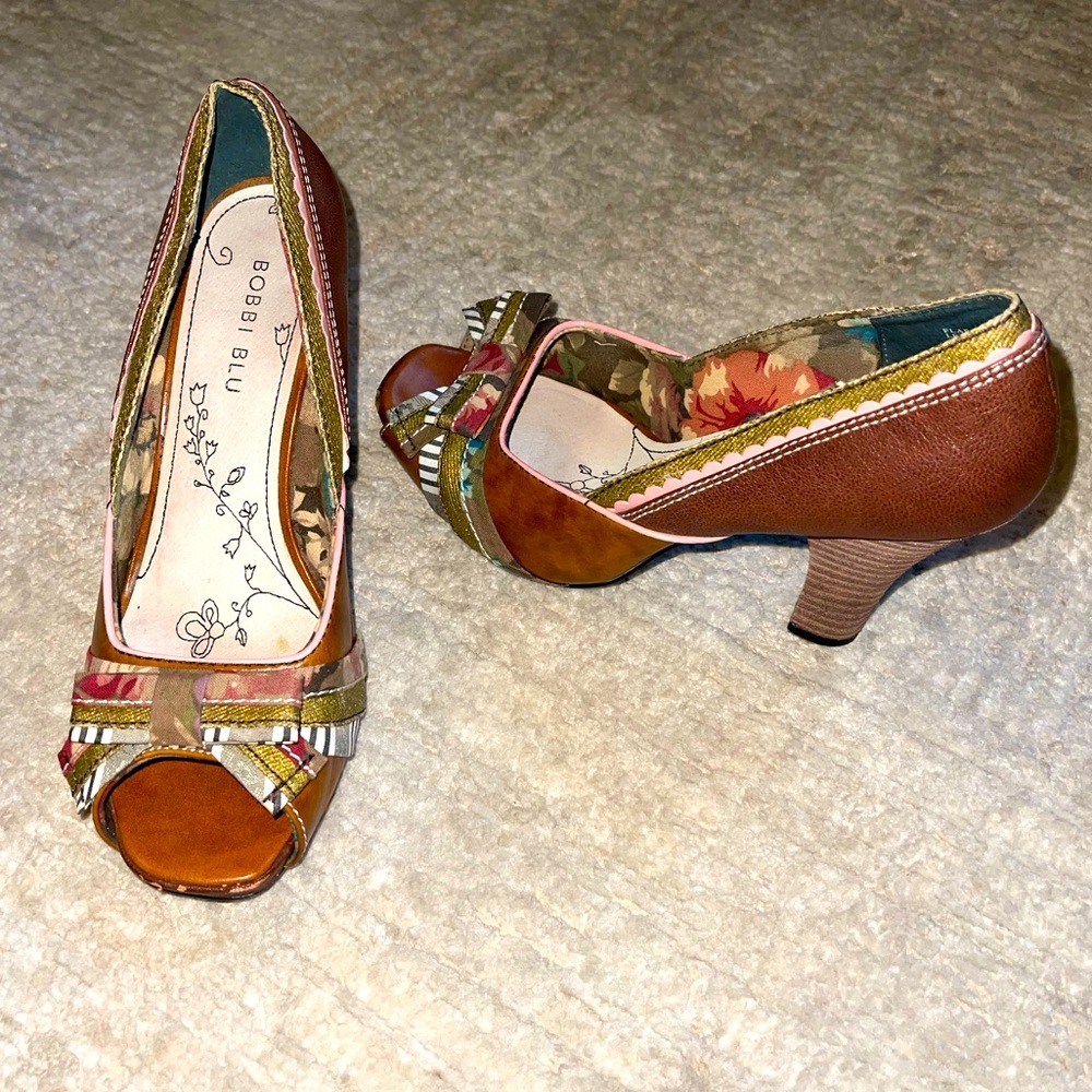 𝐁𝐎𝐁𝐁𝐈 𝐁𝐋𝐔 𝑜𝑝𝑒𝑛 𝑡𝑜𝑒 Retro-Inspired Heels